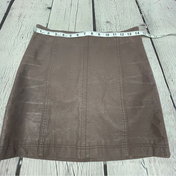 FREE PEOPLE faux leather dusty rose mini skirt, size 6 - Picture 10 of 15